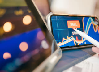 Analista de Bitcoin, Ethereum e forex avaliando opções num ambiente multimercado